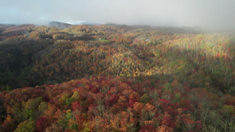 Drohnenaufnahme-Von-Herbstgebirgsfarben-In-Den-Great-Smokey-Mountains-North-Carolina