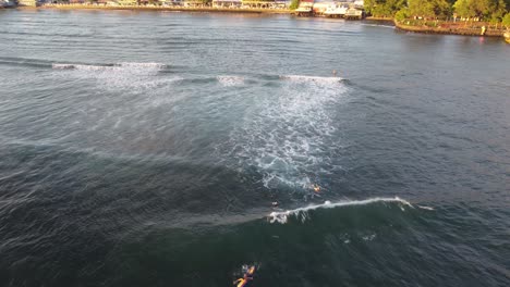 Surfistas-En-Maui-Atrapando-Olas