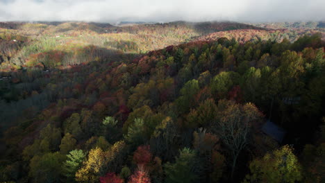 Imágenes-Cinematográficas-De-Drones-De-Los-Colores-Del-Otoño-En-Las-Montañas-Blue-Ridge-En-Carolina-Del-Norte