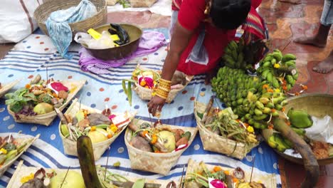 Nahaufnahme-Der-Früchte,-Die-Im-Küchenkorb-Vor-Dem-Wasser-Des-Ganga-flusses-Für-Hindu-rituale-In-Kalkutta-Aufbewahrt-Werden