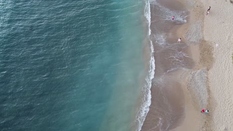 Steady-shot-of-blue-waves-crashing-into-beach-in-Hawaii