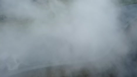 Espesa-Nube-Sobre-Un-Pequeño-Embalse-Hermoso-En-Lo-Alto-De-Los-Alpes-De-Austria,-Leogang-Saalbach
