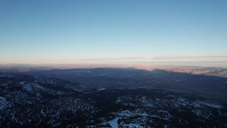 golden-hour-over-mountain-landscape-looking-towards-Reno-Nevada-in-winter
