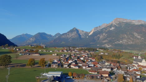 Beruhigende-überführung-Hinab-Zum-Malerischen-Dorf-In-Tirol-österreich,-Drohne-Unterer-Schuss