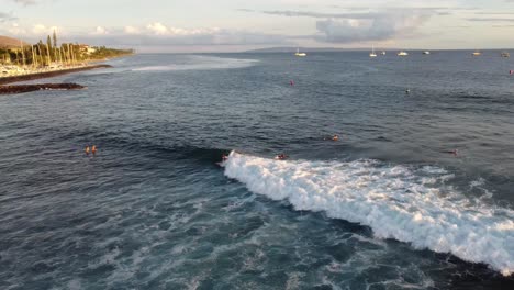 Drohnenaufnahme-Von-Surfern,-Die-Wellen-An-Einem-Der-Berüchtigtsten-Surfstrände-Hawaiis-Reiten