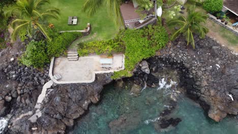 Zenitale-Aufnahme-Der-Küste-In-Einer-Erstaunlichen-Nachbarschaft-In-Hawaii