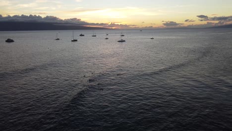 Hawaiianischer-Sonnenuntergang-Und-Surfer-An-Der-Küste-Von-Maui