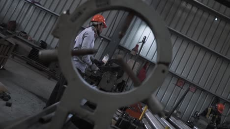 Zeitlupe-Indien-Metallurgie-Fabrikarbeiter-Mit-Helm-Arbeiten-Während-Der-Nachtschicht-In-Der-Produktionslinie