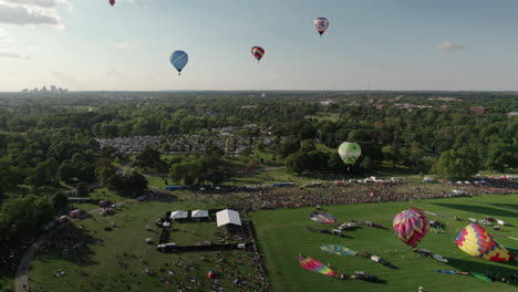 Kamerafahrt-Von-Rechts-Nach-Links-Von-Ballons,-Die-Ein-Großes-Heißluftballonrennen-Im-Waldpark-Starten