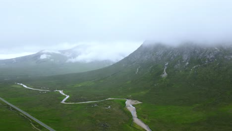Weitschwenkende-Drohnenaufnahme-In-Den-Wolken-Der-Schottischen-Highlands-Von-Remote-Road