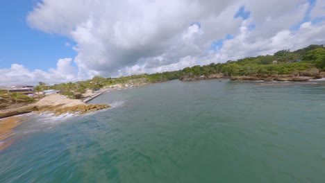 Vista-De-La-Playa-Escénica-Y-La-Naturaleza-Idílica-En-Boca-De-Yuma,-República-Dominicana---Drone-Fpv