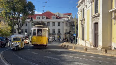 Elektrische-Straßenbahnen-Und-Tuk-Tuk-Dreiräder-Erfüllen-Die-Transportbedürfnisse-Von-Lissabons-Einheimischen-Und-Touristen-Gleichermaßen