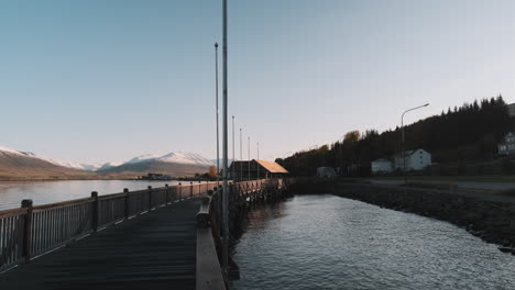 Toma-Estática-Del-Paseo-Marítimo-Y-La-Calle-Con-Tráfico-En-Akureyri,-Islandia