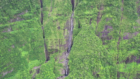 Vista-Aérea-De-Las-Cascadas-De-Takamaka-En-El-Río-Marsouins,-Isla-De-La-Reunión