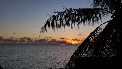 Totale-Sonnenuntergang-Und-Abendhimmel-über-Der-Lagune-Von-Fakarava,-Französisch-Polynesien,-Südpazifik-Mit-Reflexionen-Auf-Der-Ruhigen-Wasseroberfläche