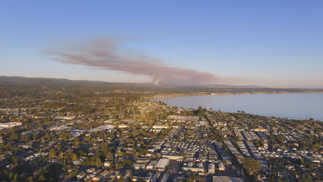 Fliegen-über-Watsonville-City-Mit-Dem-Rauch-Eines-Verheerenden-Feuers-Im-Hintergrund