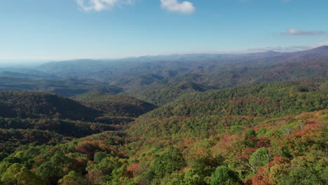 Filmische,-Aufschlussreiche-Drohnenaufnahme-Der-Herbstfarben-In-Den-Blue-Ridge-Mountains-In-North-Carolina