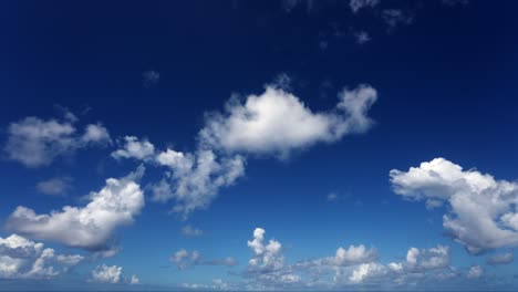 Zeitraffer-Von-Weißen-Wolken,-Die-über-Den-Blauen-Himmel-Auf-Die-Kamera-Zu-Und-Darüber-Hinwegfliegen