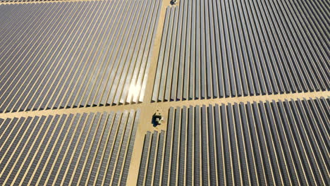 Sanfte-Aufwärtsneigung-über-Einer-Riesigen-Solarpanel-Farm-Im-Herzen-Der-Kalifornischen-Wüste