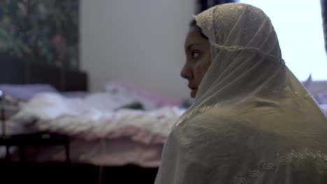 Nahaufnahme-Eines-Muslimischen-Mädchens-In-Einem-Grauweißen-Hijab,-Das-In-Ihrem-Zimmer-Betet