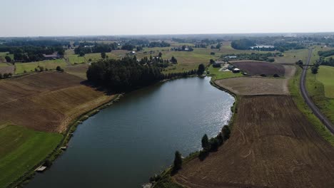 Luftbild-Der-Berühmten-Kaschubischen-Seenplatte-Polens,-Drohne-Zeigt-Wasserbildung-In-Natürlicher-Umgebung-An-Sonnigen-Tagen