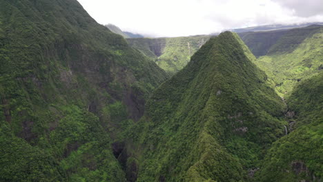 Landschaftsantenne-Der-Insel-La-Réunion-Mit-Den-Takamaka-Wasserfällen-Und-Dem-Marsouins-Fluss-Darunter