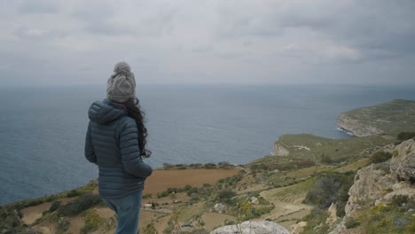 Mujer-Joven-Contemplando-La-Vista-Panorámica-De-Un-Paisaje-Mediterráneo-En-La-Isla-De-Malta