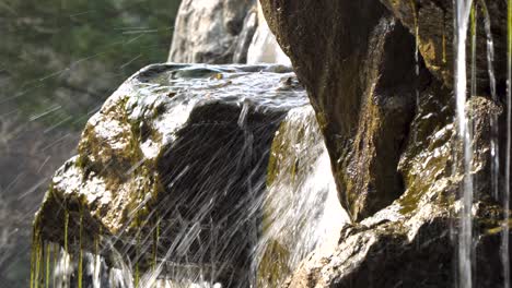 Nami-Island-Wasserfall-Wasserspritzer-Auf-Felsen-Nahaufnahme