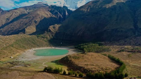 Un-Lago-Formado-Por-El-Derretimiento-De-Los-Glaciares-En-Los-Andes-Peruanos:-Concepto---Calentamiento-Global,-Cambio-Climático,-Catástrofe,-Medio-Ambiente
