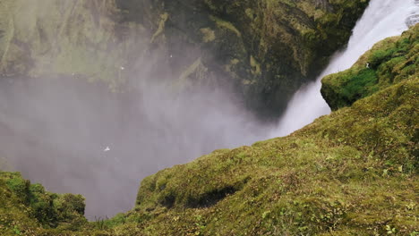 Hochwinkelansicht-Mit-Blick-Auf-Den-Skogafoss-Wasserfall,-Island