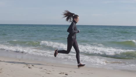 Mujer-Joven-Ejerciendo-Jogging-Al-Aire-Libre-Corriendo-Con-Horizonte-Oceánico-En-La-Playa