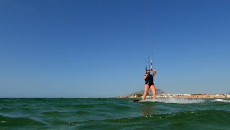 Wasseroberflächenperspektive-Von-Aktiven-Menschen,-Die-Kitesurfen-Und-Windsurfen-Für-Sportkonzept-Und-Gesunden-Lebensstil-Praktizieren