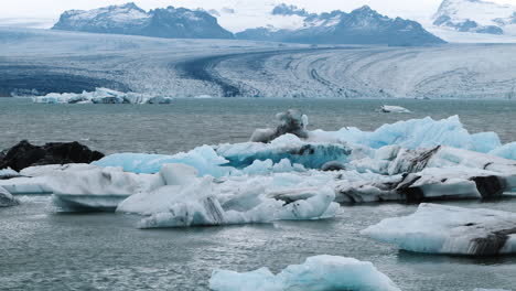 Icebergs-Desprendidos-Del-Glaciar-Jokulsarlon-En-Islandia-Flotando-En-La-Laguna