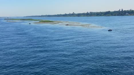 Muchos-Pescadores-Navegan-A-Lo-Largo-Del-Agua-Del-Río-Nilo-Mientras-Un-Crucero-Navega-En-Egipto