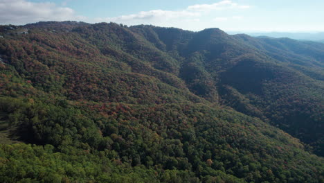 Drohnenaufnahme-Der-Herbstfarben-In-Den-Blue-Ridge-Mountains-In-North-Carolina