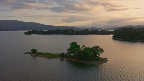 Luftaufnahme-Der-Tropischen-Insel-Am-Yuna-Fluss-Während-Der-Sonnenuntergangszeit-Mit-Wolken-Auf-Der-Dominikanischen-Republik