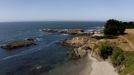 Aerial-push-in-over-rocky-coasts-of-Sea-Ranch,-California-to-the-ocean