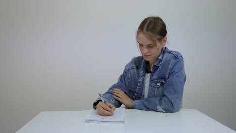 Frustrierte-Junge-Studentin-Wirft-Das-Notizbuch-Vom-Tisch