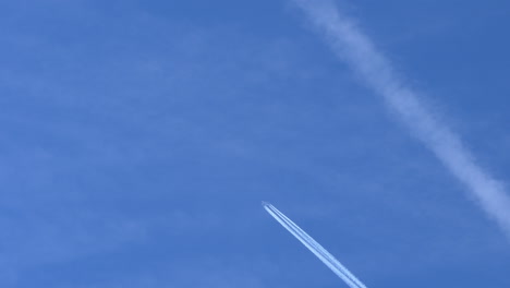 Flugzeugkondensstreifen-Gegen-Blauen-Himmel,-Flugreisekonzept