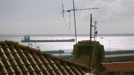 Ein-Riesiges-Containerschiff-Liegt-Vor-Der-Portugiesischen-Hauptstadt-Lissabon-Vor-Anker