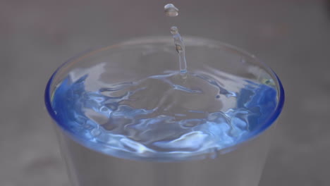 Nahaufnahme-Eines-Wassertropfens-In-Einem-Glas