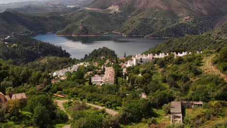 Magische-Luftaufnahme-Des-Stausees-Von-La-Concepción-Und-Der-Wunderschönen-Berge,-Die-Ihn-Umgeben