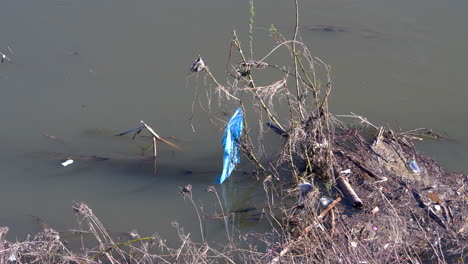 Contaminación-Del-Río,-Desechos-Plásticos,-Desastre-Ecológico