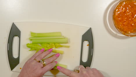 Woman's-hands-chopping-celery---speed-ramp-up-and-down