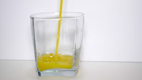 Gießen-Sie-Ein-Glas-Orangensaft-In-Zeitlupe