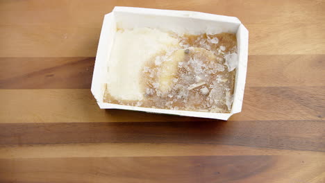 Tiefgefrorenes,-Eisverpacktes-Essen,-Das-Mit-Einer-Metallstahlgabel-Auf-Dem-Esstisch-Gebrochen-Wird