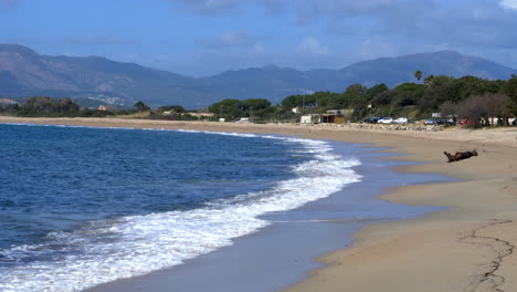 Hermoso-Paisaje-Marino-De-Una-Playa-En-La-Bahía-De-Ajaccio,-Día-Soleado
