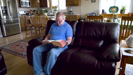 Un-Anciano-Solitario-Que-Busca-Ayuda-Lee-La-Santa-Biblia
