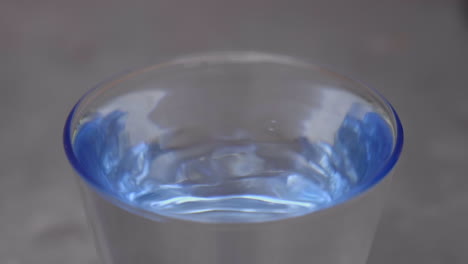Nahaufnahme-Eines-Wassertropfens-In-Einem-Glas