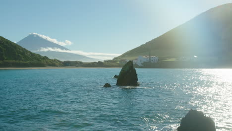 Impresionantes-Aguas-Turquesas-De-La-Bahía-De-Porto-Pim,-Horta-Con-El-Monte-Pico-Al-Fondo